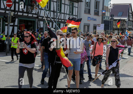 Kandel, Deutschland. 5. Mai 2018. Rechtsextreme Demonstranten März mit Banner und deutsche Fahnen durch Kandel. Rund 300 Menschen von Rechten Organisationen protestierten in der Stadt Kandel in der Pfalz gegen Flüchtlinge, Ausländer und der deutschen Regierung. An die Stelle der Protest wurde gewählt, weil der 2017 Kandel erstechen Angriff, bei dem ein 15 Jahre altes Mädchen von einem Asylbewerber getötet wurde. Sie wurden von rund 200 anti-faschistischen counter-Demonstranten aus verschiedenen politischen Parteien und orga Credit belästigt: Michael Debets/Alamy leben Nachrichten Stockfoto