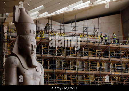 Kairo, Ägypten. 5 Mai, 2018. Ägyptische Bauarbeiter arbeiten auf der Baustelle des Grand Egyptian Museum (GEM) in Gizeh, Ägypten, 5. Mai 2018. Die Juwel, auf dem Plateau von Gizeh eingestellt ist, Soft Open später dieses Jahr zu sein, mit 70 Prozent der Bau bereits abgeschlossen, ägyptischer Minister für Antiquitäten Khaled Anany sagte. Credit: Ahmed Gomaa/Xinhua/Alamy leben Nachrichten Stockfoto