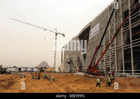 Kairo, Ägypten. 5 Mai, 2018. Ägyptische Bauarbeiter arbeiten auf der Baustelle des Grand Egyptian Museum (GEM) in Gizeh, Ägypten, 5. Mai 2018. Die Juwel, auf dem Plateau von Gizeh eingestellt ist, Soft Open später dieses Jahr zu sein, mit 70 Prozent der Bau bereits abgeschlossen, ägyptischer Minister für Antiquitäten Khaled Anany sagte. Credit: Ahmed Gomaa/Xinhua/Alamy leben Nachrichten Stockfoto