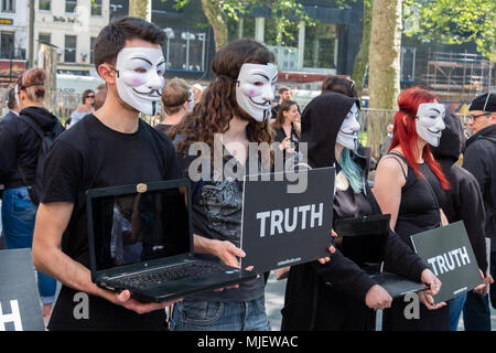 London, UK, 5. Mai 2018, die Demonstranten von Anonymen für die Stimmlosen halten eine 12-stündige statische Ereignis in Leicester Square Grausamkeit gegenüber Tieren in der Lebensmittelkette zu markieren, während Positiv unterstützt eine vegane Lebensweise. Die Demonstranten hielten Schilder lesen Wahrheit und zeigte Aufnahmen auf Laptops in Unterstützung ihrer Ursache. Credit: Adrian Lobby/Alamy leben Nachrichten Stockfoto