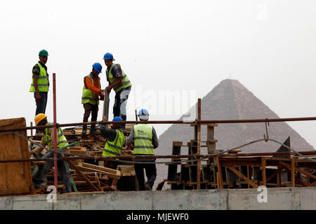 Kairo, Ägypten. 5 Mai, 2018. Ägyptische Bauarbeiter arbeiten auf der Baustelle des Grand Egyptian Museum (GEM) in Gizeh, Ägypten, 5. Mai 2018. Die Juwel, auf dem Plateau von Gizeh eingestellt ist, Soft Open später dieses Jahr zu sein, mit 70 Prozent der Bau bereits abgeschlossen, ägyptischer Minister für Antiquitäten Khaled Anany sagte. Credit: Ahmed Gomaa/Xinhua/Alamy leben Nachrichten Stockfoto