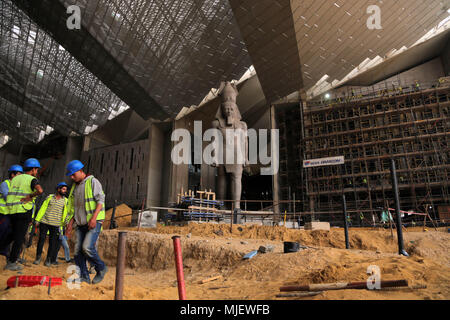 Kairo, Ägypten. 5 Mai, 2018. Ägyptische Bauarbeiter arbeiten auf der Baustelle des Grand Egyptian Museum (GEM) in Gizeh, Ägypten, 5. Mai 2018. Die Juwel, auf dem Plateau von Gizeh eingestellt ist, Soft Open später dieses Jahr zu sein, mit 70 Prozent der Bau bereits abgeschlossen, ägyptischer Minister für Antiquitäten Khaled Anany sagte. Credit: Ahmed Gomaa/Xinhua/Alamy leben Nachrichten Stockfoto