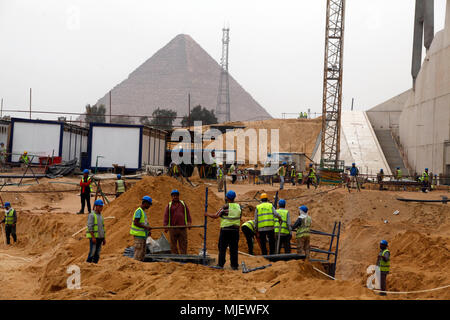 Kairo, Ägypten. 5 Mai, 2018. Ägyptische Bauarbeiter arbeiten auf der Baustelle des Grand Egyptian Museum (GEM) in Gizeh, Ägypten, 5. Mai 2018. Die Juwel, auf dem Plateau von Gizeh eingestellt ist, Soft Open später dieses Jahr zu sein, mit 70 Prozent der Bau bereits abgeschlossen, ägyptischer Minister für Antiquitäten Khaled Anany sagte. Credit: Ahmed Gomaa/Xinhua/Alamy leben Nachrichten Stockfoto