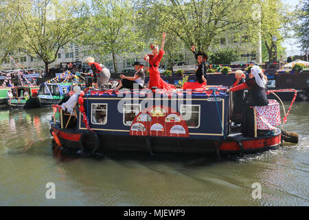 London, Großbritannien. 5 Mai, 2018. Little Venice, London. Über 100 canal Boote an einem Festzug und Wettbewerb vom 5. bis 7. Mai th in Grand Junction Canal, Klein Venedig für das Festival als Teil der Inland Water Association (IWA) Canalway Kavalkade über das Feiertagswochenende im Mai statt, ist London die Größten, hellsten und besten Wasserstraßen Festival mit einer Vielzahl von Booten, Messe Stände und Boot Begegnungen, die stattfinden, wurde auf Klein Venedig im Norden von London seit 1983. Credit: Amer ghazzal/Alamy leben Nachrichten Stockfoto