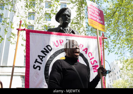 London, UK, 5. Mai 2018 Demonstranten an einem Marsch für Windrush gegenüber Downing Street in einem Versuch, den Regierungen die Einwanderungspolitik unter Angabe aktuelle Theresa's kann Politik ist rassistisch zu kippen. Weyman Bennett der stand bis zu Rassismus Organisation bietet eine Rede an die Teilnehmer der Credit: Adrian Lobby/Alamy leben Nachrichten Stockfoto