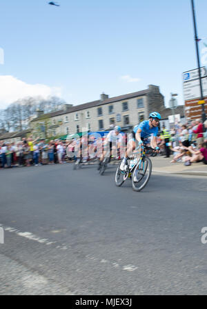 Leyburn, Yorkshire Dales, England, Großbritannien 5. Mai 2018. Große Menge Zuschauer verfolgen die mens Rennen durch die Yorkshire Dales Stadt Leyburn auf der 3. Etappe der Tour de Yorkshire 2018, angefangen von Richmond und der Fertigung in Scarborough. Alan Beastall/Alamy leben Nachrichten Stockfoto