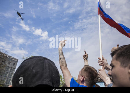 Moskau, Moskau, Russland. 5 Mai, 2018. Mann zeigt wütend gegen die Riot Hubschrauber während einer Demonstration gegen Putin in Moskau, Russland. Credit: Celestino Arce/ZUMA Draht/Alamy leben Nachrichten Stockfoto