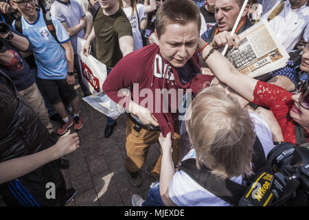 Moskau, Moskau, Russland. 5 Mai, 2018. Zwischen Putin und Nawalny Unterstützer während einer Demonstration in Moskau, Russland kämpfen. Credit: Celestino Arce/ZUMA Draht/Alamy leben Nachrichten Stockfoto