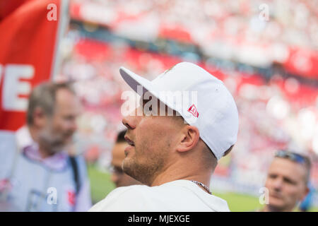 05 Mai 2018, Deutschland, Köln, Fußball, Bundesliga, 33. Tag Spiel, 1. FC Köln vs Bayern München im RheinEnergieStadion. Ehemalige Spieler des 1. FC Köln Lukas Podolski spricht zu den Fans während der Pause. Foto: Marius Becker/dpa - WICHTIGER HINWEIS: Aufgrund der Akkreditierungsbestimmungen der DFL ist Sterben Publikation und Weiterverwertung im Internet und in Online-Medien 5/6 des Spiels in insgesamt fünfzehn Bilder pro Spiel begrenzt. Stockfoto