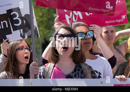 London, UK, 5. Mai 2018 Mitglieder der Abtreibung Rechte Gruppe und pro Wahl Mitglieder halten ein Protest im Parlament Platz zu 50 Jahren seit das abtreibungsgesetz in Kraft trat und die Möglichkeiten meines Körpers meine Wahl zu markieren markieren. Credit: Adrian Lobby/Alamy leben Nachrichten Stockfoto