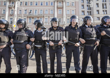 Moskau, Moskau, Russland. 5 Mai, 2018. Die Bereitschaftspolizei steuert manifestants gegen Putin während einer Demonstration in Moskau. Credit: Celestino Arce/ZUMA Draht/Alamy leben Nachrichten Stockfoto