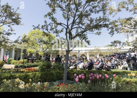 WASHINGTON, DC - IN DER WOCHE VOM 30. APRIL: Präsident Donald J. Trumpf und nigerianischen Präsidenten Muhammadu Buhari in einer gemeinsamen Pressekonferenz im Rosengarten des Weißen Hauses, Montag, April 30, 2018, in Washington, D.C. Leute teilnehmen: Präsident Donald Trump Stockfoto