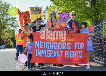 Shelton, Washington, USA. 5 Mai, 2018. 04.05.2018, 4:30 pm, Shelton Washington, erhöhen Mason County, ihre jährlichen Einwanderer rechte März hält. Im März wurde von der Polizei eskortiert Shelton und folgte eine vorab geplante Route von Loop Feld Kneeland Park und auf den Bürgersteigen waren. Über 200 Menschen nahmen an der März und Rallye. Die Rallye war an kneeland Park und einschließlich Lautsprechern, Live-Musik, ein Kinder März und einen Taco Lkw statt. (Shawna Whelan) Credit: Shawna Whelan/Alamy leben Nachrichten Stockfoto