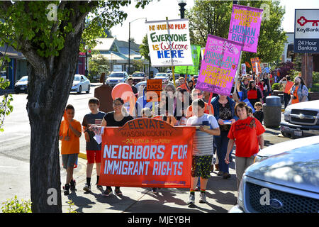 Shelton, Washington, USA. 5 Mai, 2018. 04.05.2018, 4:30 pm, Shelton Washington, erhöhen Mason County, ihre jährlichen Einwanderer rechte März hält. Im März wurde von der Polizei eskortiert Shelton und folgte eine vorab geplante Route von Loop Feld Kneeland Park und auf den Bürgersteigen waren. Über 200 Menschen nahmen an der März und Rallye. Die Rallye war an kneeland Park und einschließlich Lautsprechern, Live-Musik, ein Kinder März und einen Taco Lkw statt. (Shawna Whelan) Credit: Shawna Whelan/Alamy leben Nachrichten Stockfoto