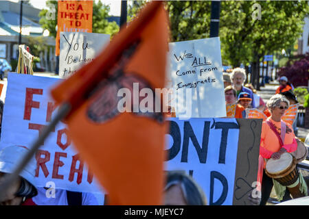 Shelton, Washington, USA. 5 Mai, 2018. 04.05.2018, 4:30 pm, Shelton Washington, erhöhen Mason County, ihre jährlichen Einwanderer rechte März hält. Im März wurde von der Polizei eskortiert Shelton und folgte eine vorab geplante Route von Loop Feld Kneeland Park und auf den Bürgersteigen waren. Über 200 Menschen nahmen an der März und Rallye. Die Rallye war an kneeland Park und einschließlich Lautsprechern, Live-Musik, ein Kinder März und einen Taco Lkw statt. (Shawna Whelan) Credit: Shawna Whelan/Alamy leben Nachrichten Stockfoto