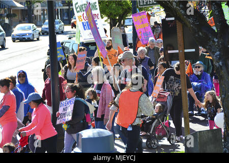 Shelton, Washington, USA. 5 Mai, 2018. 04.05.2018, 4:30 pm, Shelton Washington, erhöhen Mason County, ihre jährlichen Einwanderer rechte März hält. Im März wurde von der Polizei eskortiert Shelton und folgte eine vorab geplante Route von Loop Feld Kneeland Park und auf den Bürgersteigen waren. Über 200 Menschen nahmen an der März und Rallye. Die Rallye war an kneeland Park und einschließlich Lautsprechern, Live-Musik, ein Kinder März und einen Taco Lkw statt. (Shawna Whelan) Credit: Shawna Whelan/Alamy leben Nachrichten Stockfoto