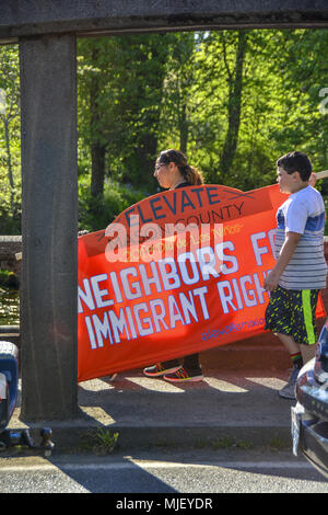 Shelton, Washington, USA. 5 Mai, 2018. 04.05.2018, 4:30 pm, Shelton Washington, erhöhen Mason County, ihre jährlichen Einwanderer rechte März hält. Im März wurde von der Polizei eskortiert Shelton und folgte eine vorab geplante Route von Loop Feld Kneeland Park und auf den Bürgersteigen waren. Über 200 Menschen nahmen an der März und Rallye. Die Rallye war an kneeland Park und einschließlich Lautsprechern, Live-Musik, ein Kinder März und einen Taco Lkw statt. (Shawna Whelan) Credit: Shawna Whelan/Alamy leben Nachrichten Stockfoto