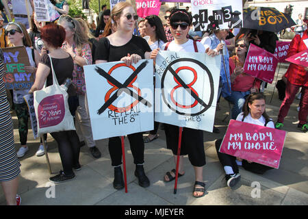 London, Großbritannien. 5 Mai, 2018. Pro-choice-Demonstranten rufen die 8. Credit: Alex Cavendish/Alamy Leben Nachrichten aufzuheben. Stockfoto