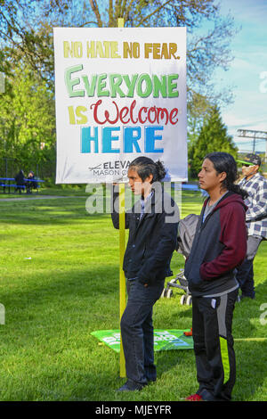 Shelton, Washington, USA. 5 Mai, 2018. 04.05.2018, 4:30 pm, Shelton Washington, erhöhen Mason County, ihre jährlichen Einwanderer rechte März hält. Im März wurde von der Polizei eskortiert Shelton und folgte eine vorab geplante Route von Loop Feld Kneeland Park und auf den Bürgersteigen waren. Über 200 Menschen nahmen an der März und Rallye. Die Rallye war an kneeland Park und einschließlich Lautsprechern, Live-Musik, ein Kinder März und einen Taco Lkw statt. (Shawna Whelan) Credit: Shawna Whelan/Alamy leben Nachrichten Stockfoto