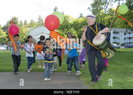 Shelton, Washington, USA. 5 Mai, 2018. 04.05.2018, 4:30 pm, Shelton Washington, erhöhen Mason County, ihre jährlichen Einwanderer rechte März hält. Im März wurde von der Polizei eskortiert Shelton und folgte eine vorab geplante Route von Loop Feld Kneeland Park und auf den Bürgersteigen waren. Über 200 Menschen nahmen an der März und Rallye. Die Rallye war an kneeland Park und einschließlich Lautsprechern, Live-Musik, ein Kinder März und einen Taco Lkw statt. (Shawna Whelan) Credit: Shawna Whelan/Alamy leben Nachrichten Stockfoto