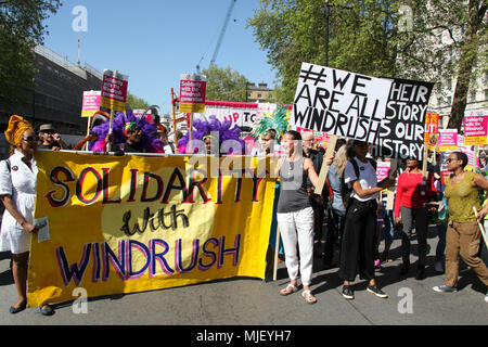 London, Großbritannien. 5 Mai, 2018. Windrush unterstützer März durch London Credit: Alex Cavendish/Alamy leben Nachrichten Stockfoto