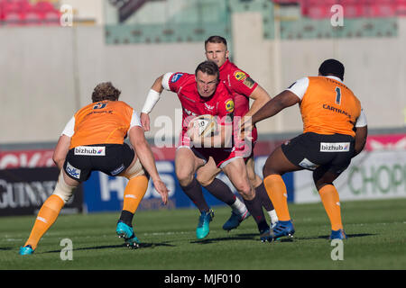 Scarlets Zentrum Hadleigh Parkes auf dem Angriff Stockfoto