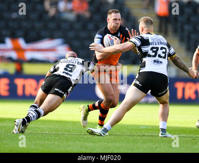 Hull, Großbritannien. 05. Mai 2018, kcom Stadion, Hull, England; Betfred Super League rugby Runden 14 Rumpf FC v Castleford Tiger; von Hull FC Danny Houghton und Joe Westerman Angriff castleford Tiger' Liam Watts Credit: Aktuelles Bilder/Alamy leben Nachrichten Stockfoto