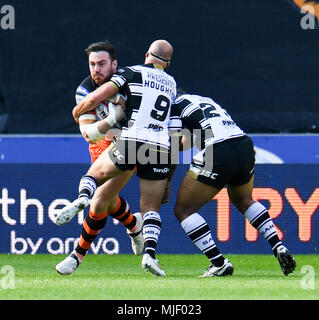 Hull, Großbritannien. 05. Mai 2018, kcom Stadion, Hull, England; Betfred Super League rugby Runden 14 Rumpf FC v Castleford Tiger; von Hull FC Danny Houghton und Mickey Paea Angriff Castleford Tiger' Grant Millington Credit: Aktuelles Bilder/Alamy leben Nachrichten Stockfoto