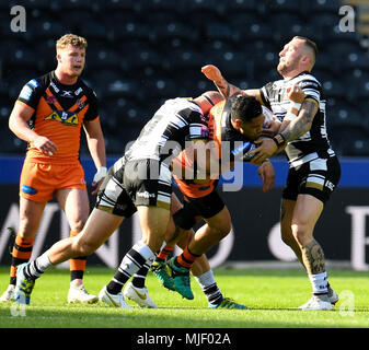 Hull, Großbritannien. 05. Mai 2018, kcom Stadion, Hull, England; Betfred Super League rugby Runden 14 Rumpf FC v Castleford Tiger; von Hull FC Danny Houghton, Scott Taylor und Josh Griffin Angriff Castleford Tiger' Jesse Sene-Lefao Credit: Aktuelles Bilder/Alamy leben Nachrichten Stockfoto