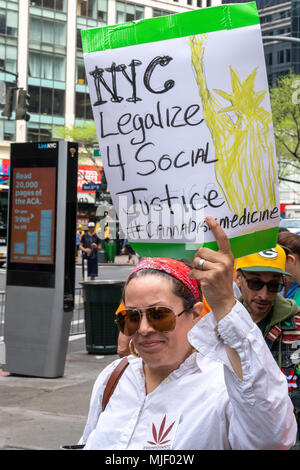New York, USA, 5. Mai 2018. Die Demonstranten tragen Zeichen, wie sie in die NYC Cannabis Parade 2018 teilnehmen, vier-zehn Jahre alten Tradition in New York City ein Ende zu Cannabis Verbot zu fordern. Foto von Enrique Ufer/Alamy leben Nachrichten Stockfoto