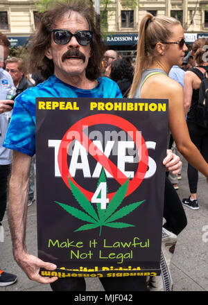 New York, USA, 5. Mai 2018. Eine Demonstrantin hält ein Schild in die NYC Cannabis Parade 2018, vier-zehn Jahre alten Tradition in New York City ein Ende zu Cannabis Verbot zu fordern. Foto von Enrique Ufer/Alamy leben Nachrichten Stockfoto