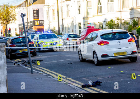 Langney Road, Eastbourne, East Sussex, UK. 5. Mai 2018. Air Ambulance Kent und Sussex Polizei teilnehmen zu einer Kollision zwischen einem PKW und einem Radfahrer in Langney Straße nahe der Kreuzung mit Susan's Straße in Eastbourne. Der Reiter genannt, wie 48-jährige Colin McFarlane seinen Verletzungen mehrere Tage später starb. Credit: Alan Fraser/Alamy leben Nachrichten Stockfoto