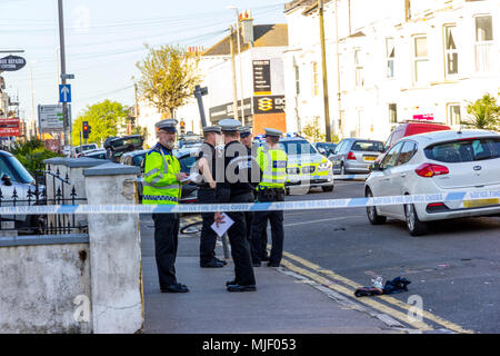 Langney Road, Eastbourne, East Sussex, UK. 5. Mai 2018. Air Ambulance Kent und Sussex Polizei teilnehmen zu einer Kollision zwischen einem PKW und einem Radfahrer in Langney Straße nahe der Kreuzung mit Susan's Straße in Eastbourne. Der Reiter genannt, wie 48-jährige Colin McFarlane seinen Verletzungen mehrere Tage später starb. Credit: Alan Fraser/Alamy leben Nachrichten Stockfoto
