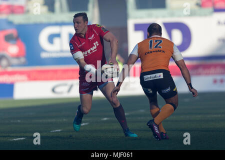 Scarlets Zentrum Hadleigh Parkes auf dem Angriff in einem Match gegen Geparden Stockfoto