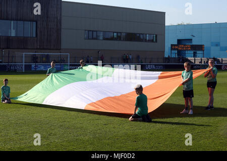 Loughborough, UK. 5 Mai, 2018. Die Republik Irland Flagge vor dem 2018 UEFA U-17 Meisterschaft Gruppe C Übereinstimmung zwischen der Republik Irland und Belgien an der Loughborough University Stadium am 5. Mai 2018 in Loughborough, England. (Foto von Paul Chesterton/phcimages.com) Credit: PHC Images/Alamy leben Nachrichten Stockfoto