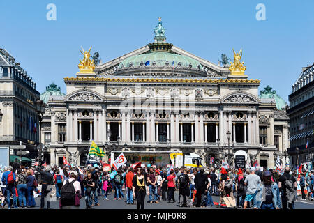 Paris, Frankreich. 5 Mai, 2018. La Fête à Längestrich (Partei für längestrich) 1. Jahrestag französische président Rallye - Paris am 5. Mai 2018 - Place de l'Opéra Credit: Frédéric VIELCANET/Alamy leben Nachrichten Stockfoto