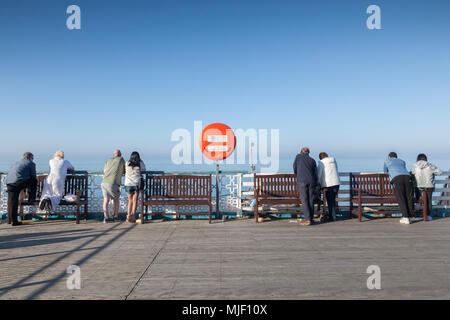 Llandudno, North Wales, UK, 5. Mai 2018. Paare mit Blick auf das Meer vom Ende der Pier am 1. Mai Wochenende bei strahlendem Sonnenschein. Stockfoto