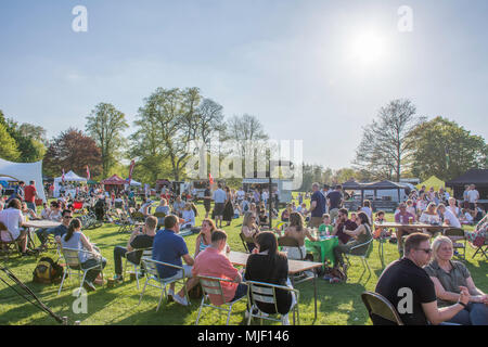 Lichfield, Großbritannien. 05.05, 2018. May Bank Holiday. Leute genießen schöne Wetter im Beacon Park. Feiertag Outdoor Event mit einer großen Anzahl von Menschen wegen schönem Wetter teilnehmen. Credit: JazzLove/Alamy leben Nachrichten Stockfoto