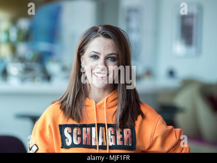 03. Mai 2018, Deutschland, Berlin: Sängerin Vanessa Mai Lächeln für ein Bild. Foto: Soeren Stache/dpa Stockfoto