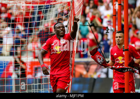 Harrison, NJ, USA. 5 Mai, 2018. Derrick Etienne Jr. (7) feiert nach dem Scoring der Roten viertes Ziel Stieren aus dem Spiel gegen NYCFC. Stockfoto