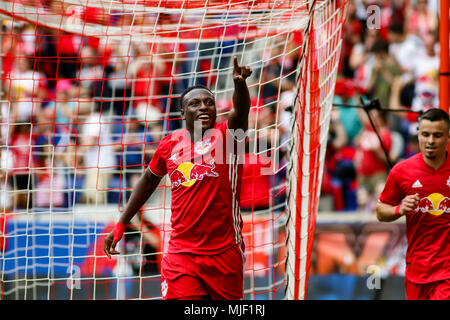 Harrison, NJ, USA. 5 Mai, 2018. Derrick Etienne Jr. (7) feiert nach dem Scoring der Roten viertes Ziel Stieren aus dem Spiel gegen NYCFC. Stockfoto