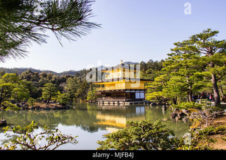 KYOTO, Japan - 13. MÄRZ 2018: Goldene Pavillon Kinkaku-ji Tempel, schöne Architektur, einer der berühmtesten Tempel in Kyoto. Japan. Stockfoto