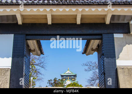 OSAKA, Japan - 14. MÄRZ 2018: die Burg von Osaka Eingang Tor während Sakura Blossom Time gehen zu blühen, Japan. Stockfoto