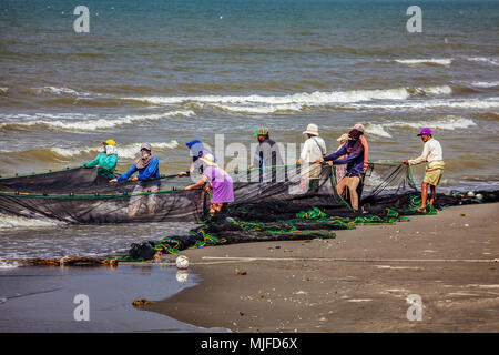 Fischereigenossenschaft haul in Ihrer seine Net am Baybay Strand, Roxas City, Capiz, philippinischen Inseln. Stockfoto