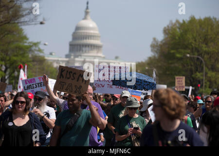 Die Demonstranten märz hinunter Pennsylvania Avenue während der Steuer März, eine Bemühung zu fördern Präsident Donald Trump seine Steuern in Washington, D.C. am 15. April 2017 zu lösen. Stockfoto