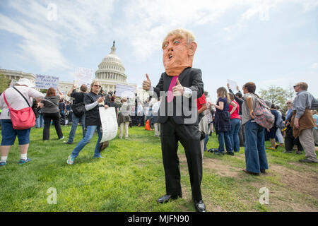 Ein demonstrant Tragen eines Donald Trump Papiermache Maske am Steuer März, eine Bemühung zu fördern Präsident Donald Trump seine Steuern in Washington, D.C. am 15. April 2017 zu lösen. Stockfoto