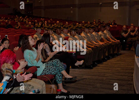 Teilnehmer anzeigen ein Drill Instructor Schule Abschlussfeier des Marine Corps Recruit Depot San Diego, März 21. Die Zeremonie wurde zu Ehren der Marines, die die Anforderungen für eine grundsätzlich ausgebildete drill instructor abgeschlossen. Stockfoto