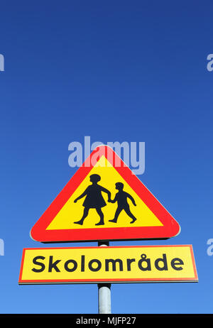 Schwedische Strassenschild Vorsicht Kinder mit zusätzlichen Panel zeigt eine Schule. Stockfoto