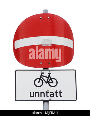 Verboten Eingang nicht für Fahrräder gelten. Norwegische Verkehrszeichen isoliert auf Weiss. Stockfoto