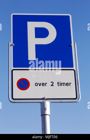 Norwegische Parkplatz Schild erlaubt Parkplatz Zeit 2 Stunden am blauen Himmel. Stockfoto